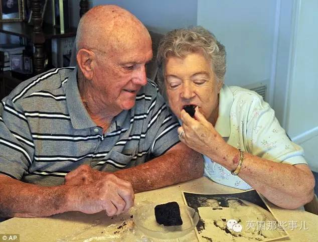 他们每年纪念日都会吃一口蛋糕..当年结婚婚礼上的那个.一连吃了60年